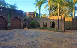 9 Bedroom House in Die Wilgers