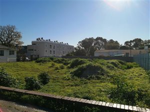 830 m² Land available in Bosonia