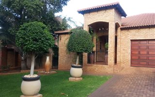 4 Bedroom Townhouse in Magalieskruin