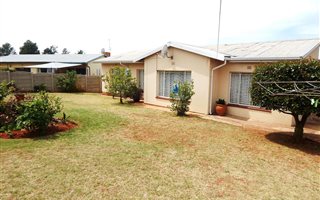 3 Bedroom House in Dan Pienaarville