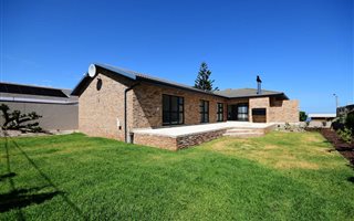 4 Bedroom House in Bloubergstrand