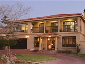 4 Bed House in Woodland Hills