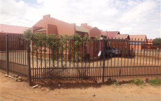 2 Bedroom House in Blomanda