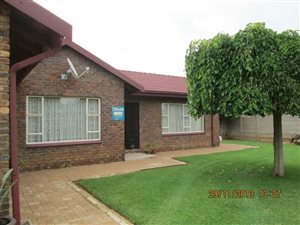 5 Bed House in Riamarpark