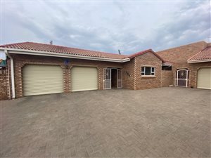 3 Bed House in Roylglen Gardens