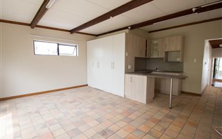 Bachelor apartment in Greenfields