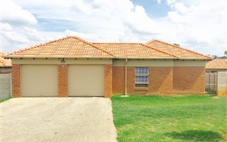 3 Bedroom House in Olievenhoutbos