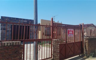2 Bedroom House in Etwatwa
