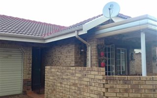 2 Bedroom Townhouse in Die Hoewes