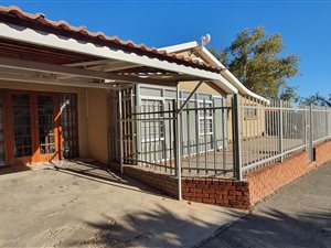 3 Bed Townhouse in Oudtshoorn Central