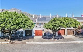 2 Bedroom House in Zonnebloem