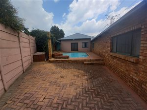3 Bed House in Moffat View