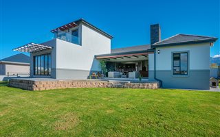 4 Bedroom House in Kraaibosch