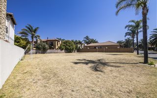 658 m² Land available in Sunward Park