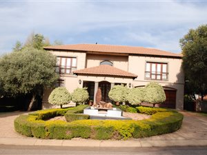 6 Bed House in Woodhill