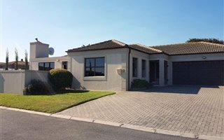 3 Bedroom House in Eikenbosch