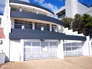 5 Bed House in Bloubergstrand