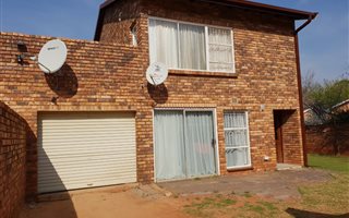 3 Bedroom Duplex in Roodekrans