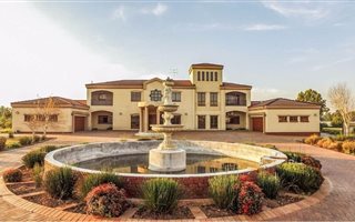 8 Bedroom House in Presidents Dam