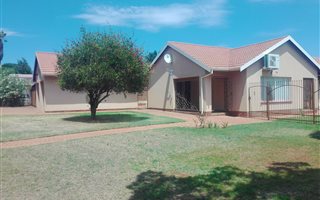 4 Bedroom House in Helikon Park