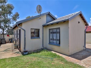 3 Bed House in Lotus Gardens