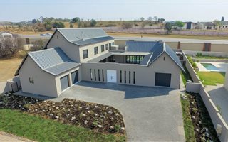 4 Bedroom House in Waterfall Country Estate
