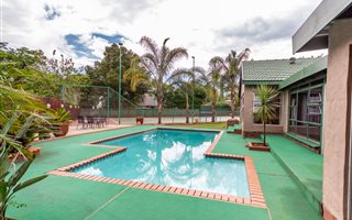 7 Bedroom House in Glen Marais