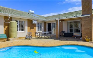 3 Bedroom House in Sunningdale