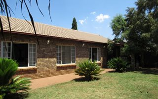 3 Bedroom Duet in Rooihuiskraal North