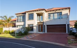 5 Bedroom House in Die Hoewes
