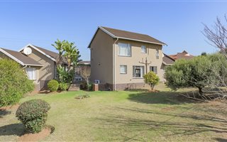 7 Bedroom House in Meredale