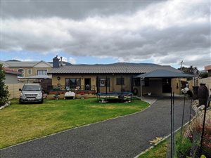 4 Bedroom House in Sandbaai