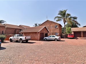 2 Bed Apartment in Doornpoort and surrounds