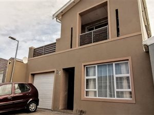 4 Bed House in Strandfontein