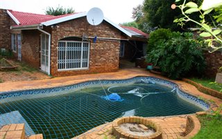 3 Bedroom House in Kensington B