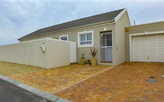 3 Bedroom House in Sunningdale