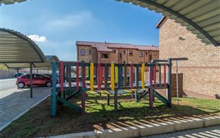 2 Bedroom House in Vorna Valley