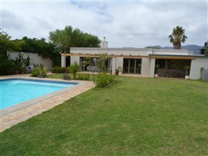 4 Bedroom House in Bergvliet