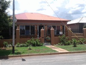 2 Bed House in Roodepoort Central