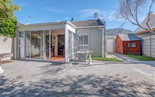 2 Bedroom House in Kirstenhof