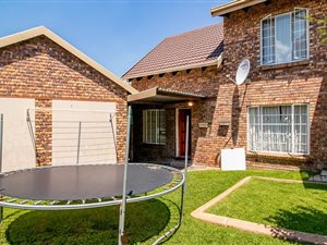 4 Bed Townhouse in Van Riebeeck Park