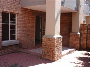 2 Bed Apartment in Die Hoewes