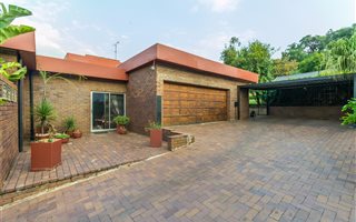 4 Bedroom House in Floracliffe