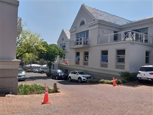 300 m² Commercial space in Houghton Estate