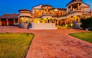 15 Bedroom House in Laezonia