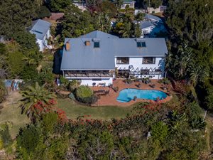 8 Bed House in Bonza Bay