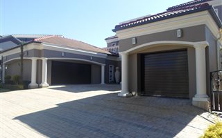 4 Bedroom House in Blue Valley Golf Estate