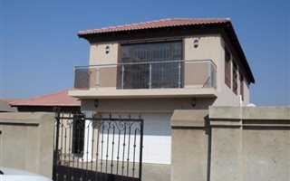 5 Bedroom House in Alveda