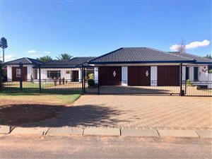 4 Bed House in Helikon Park