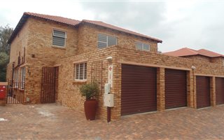 3 Bedroom Duplex in Weltevreden Park